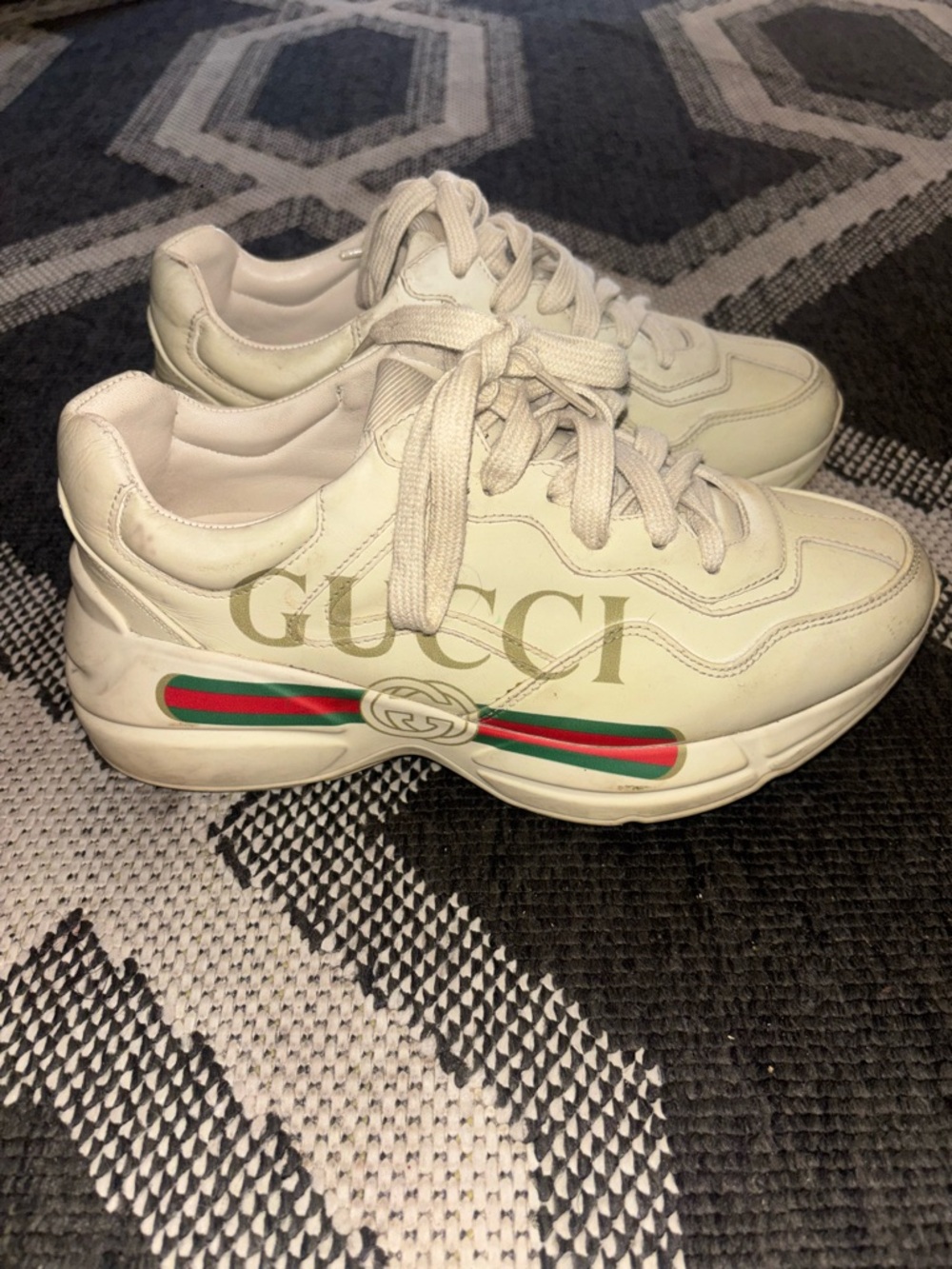 Pre owned Gucci White Rhyton Logo Sneakers with Green-Red Web